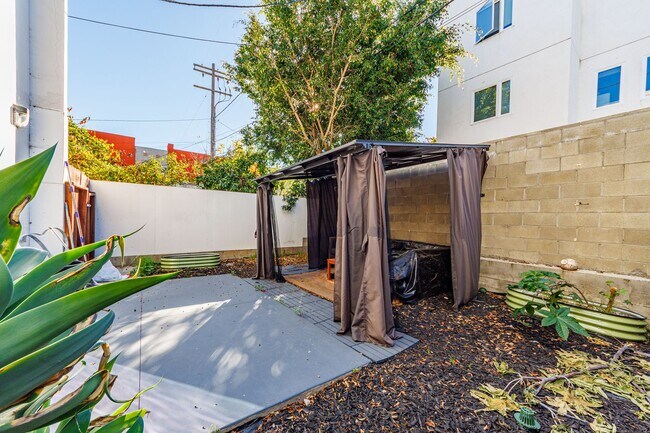 Building Photo - 1121 N Berendo St
