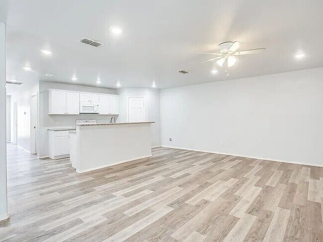 Foto del edificio - Spacious 3-Bedroom Duplex with Open Living Areas