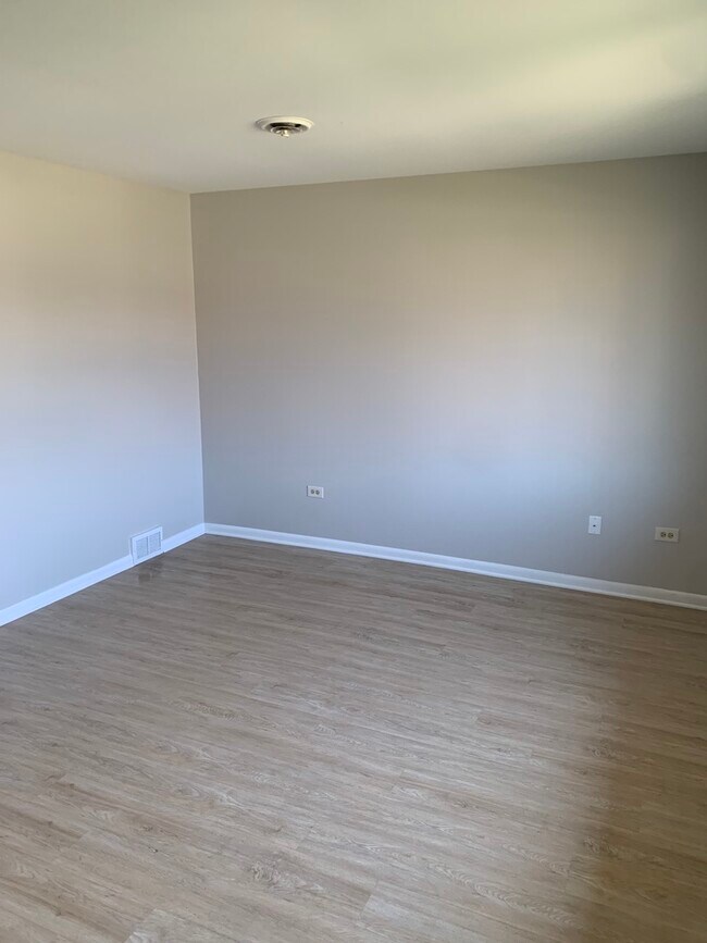 Building Photo - 1220 Town Crest Dr