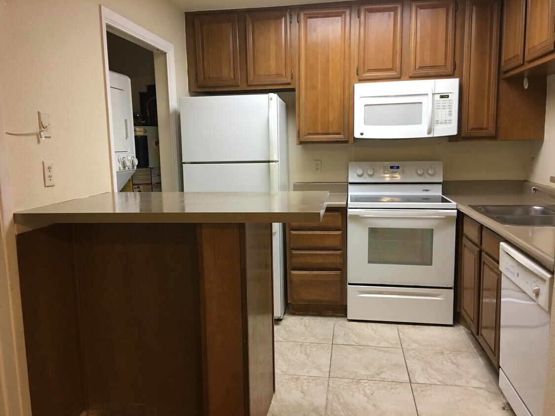 Building Photo - 8800 Colonial Dr