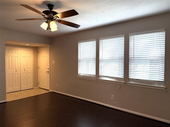 Foto del edificio - 10428 Hammerly Blvd