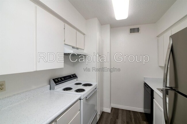 Building Photo - 7054 Glenview Dr