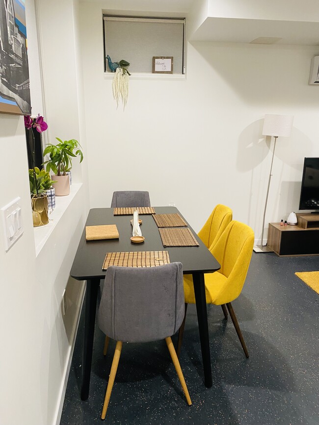 Dining area - 2055 W 19th St