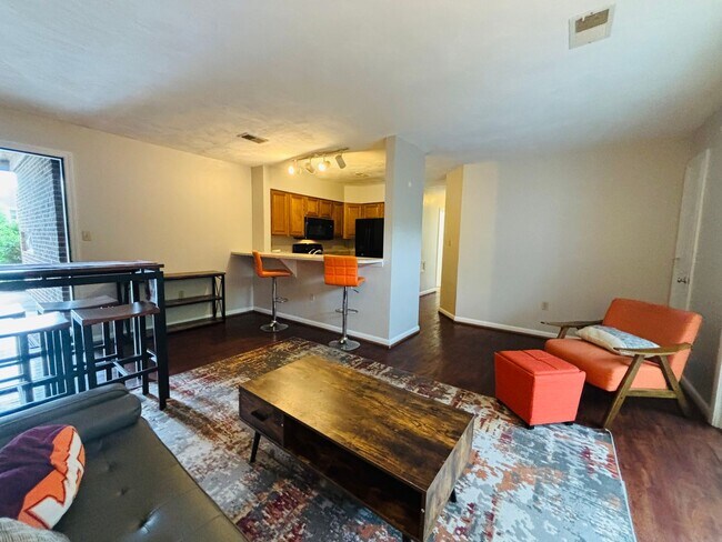 Building Photo - 4 Bedroom 2 Bath Condo
