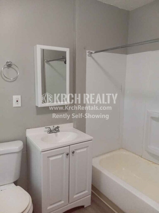 Building Photo - Beautifully upgraded 3 bedroom, 1 bathroom...