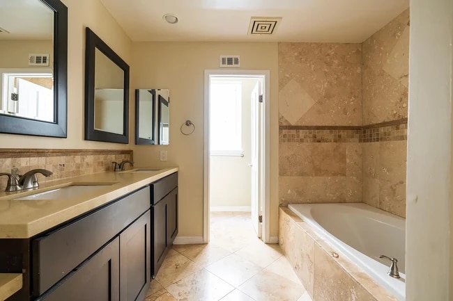 Building Photo - 1112 S Bedford Dr