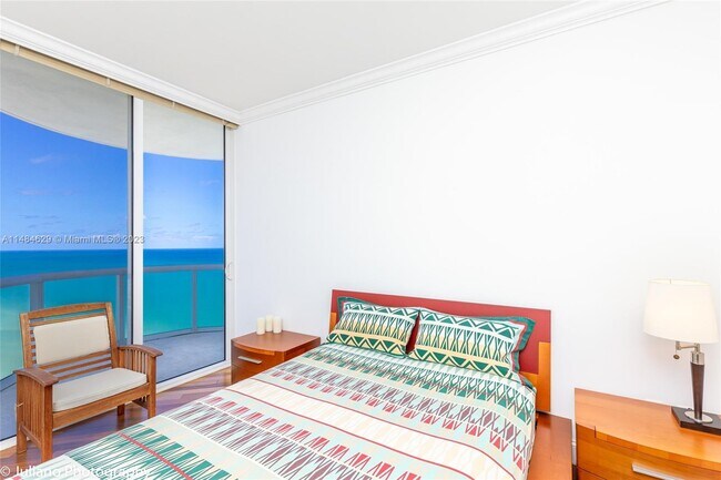 Foto del edificio - 6365 Collins Ave