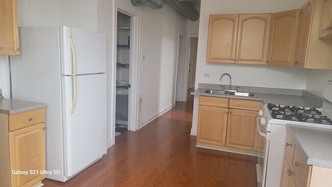 Building Photo - 725 W Wrightwood Ave
