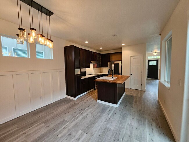 Foto del edificio - Modern 3 Bedroom, 2.5 Bath Home in Hillsboro with Granite Countertops and 2 Car Garage!