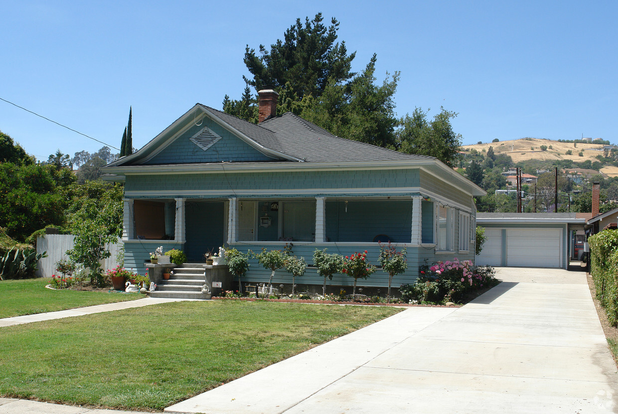 Building Photo - 811 E Santa Paula St