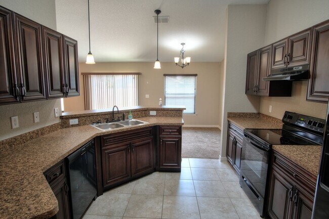 Foto del edificio - Spacious 4/2/2 Available Now!