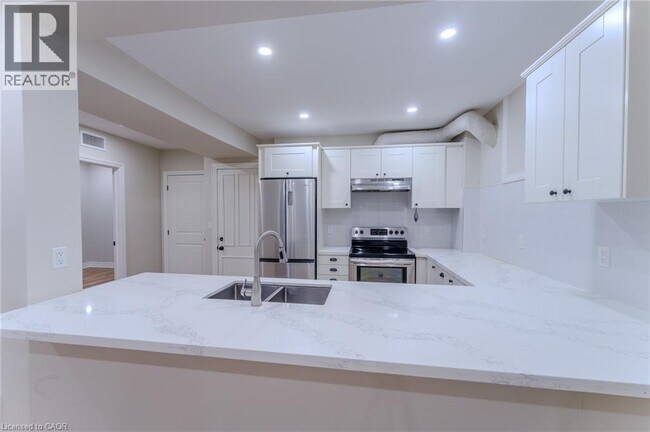 Photo du bâtiment - 100 Charlton Ave W