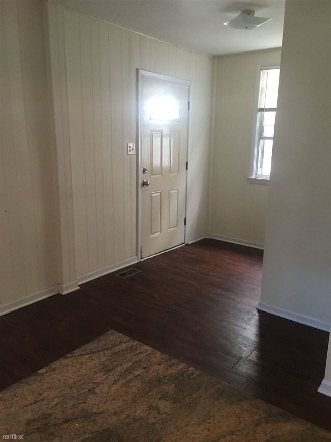 Foto del edificio - 1 br, 1 bath Apartment - 2804 S Lowe Ave