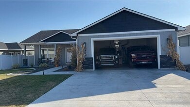 Building Photo - 1470 Barbarossa Pl