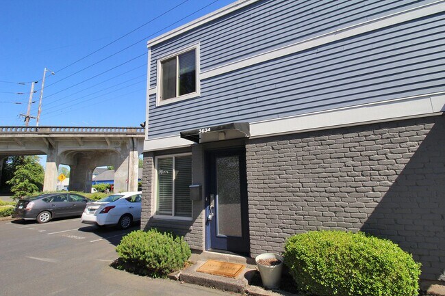 Building Photo - Super Charming FULLY FURNISHED 1 Bedroom Multnomah Village Condo