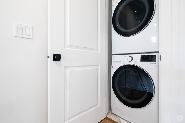 2BR, 2.5BA - 1,680SF - Laundry - 23 Views Townhome
