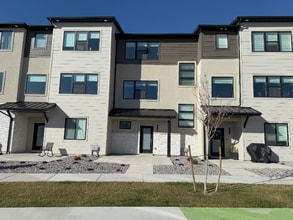 Building Photo - 548 900 W