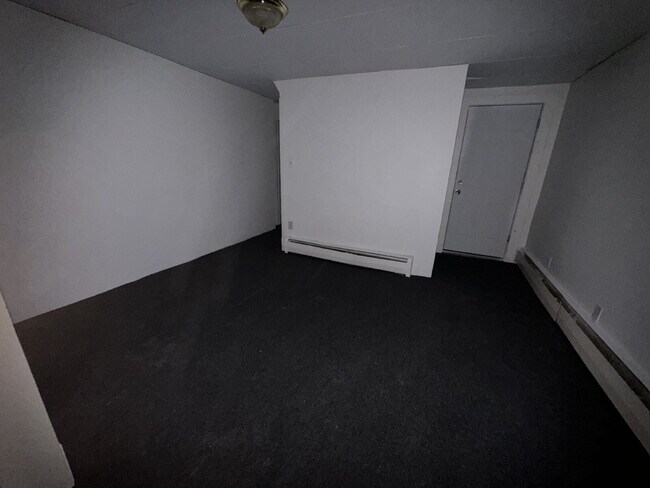 Foto del edificio - Bright & Spacious 3BR Multi-Level Apartment in Central Sanford!