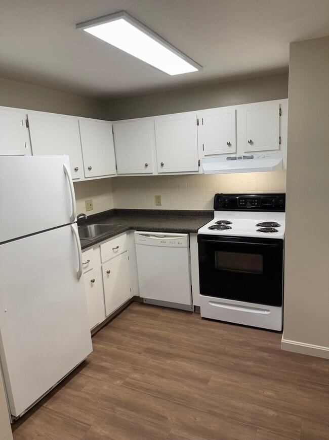 Building Photo - 131 English Village Rd