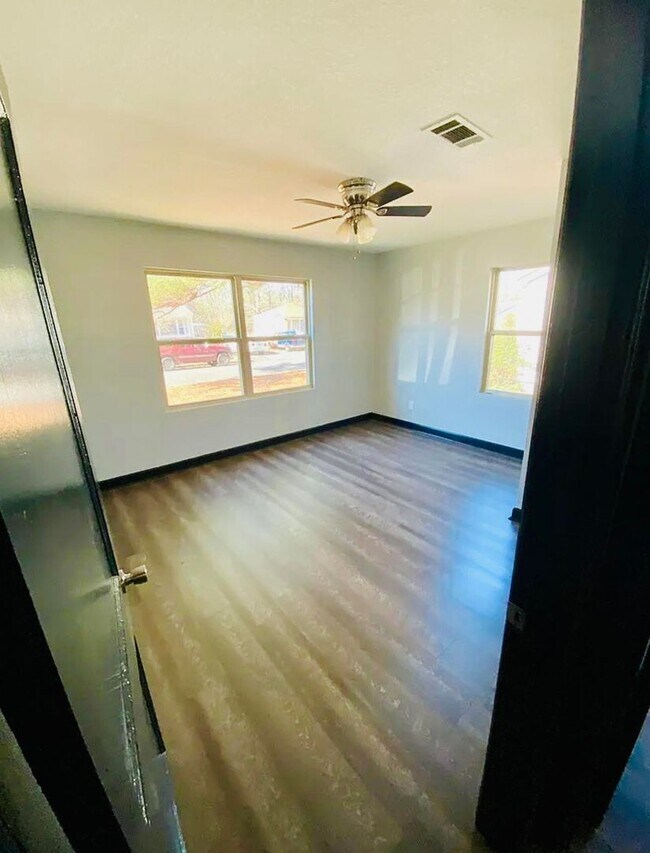 Building Photo - A Great Rental Waiting For You To Make It Home!