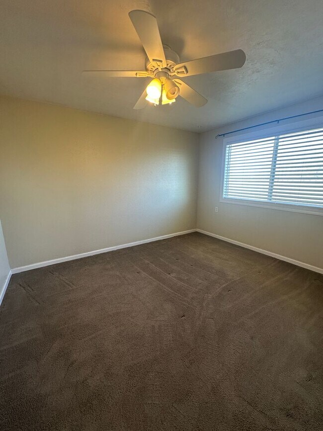 Building Photo - Beautiful 3 bed 1 bath home located in Men...