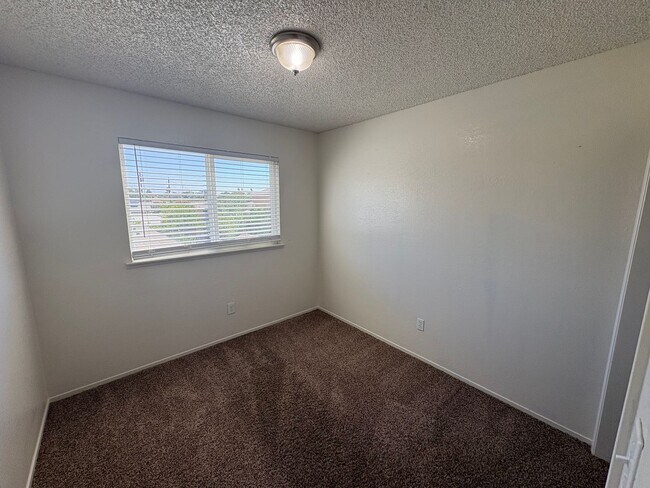 Foto del edificio - North Visalia Townhome Available Now