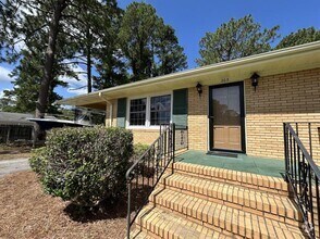 Building Photo - 203 Oak Leaf Dr