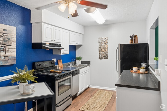 Saxon 2BR, 1BA - 770SF - Kitchen - Duke Manor- Students save up to 10%!