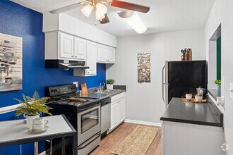 Saxon 2BR, 1BA - 770SF - Kitchen - Duke Manor- Students save up to 10%!
