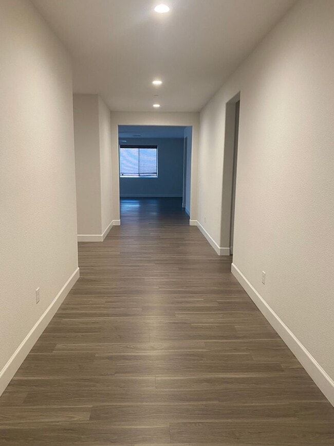 Building Photo - Stop the car