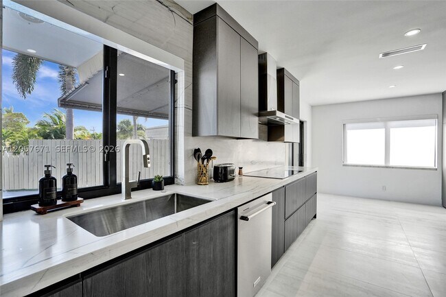 Foto del edificio - 3010 NE 46th St