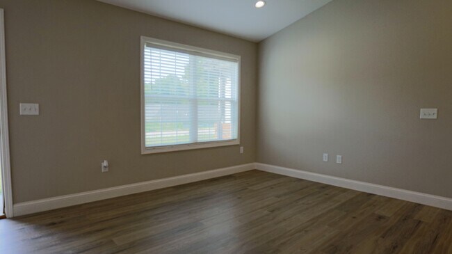 Foto del edificio - 249 Oak Grove Cir