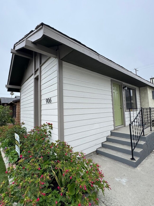 Building Photo - 906 Dawson Ave