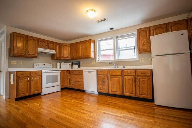 Building Photo - ***Please Respond Directly to the Online L...