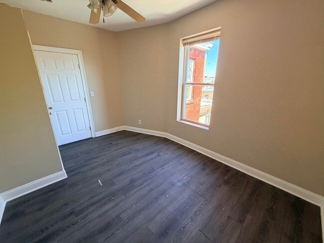 Building Photo - 2 Bed - 1 Bath Beautiful Apartment in Center Square, Albany.