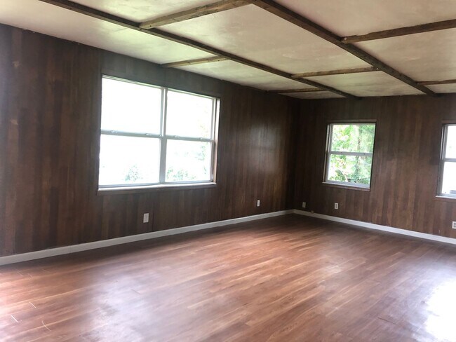 Foto del edificio - 3 bedroom; 1 bathroom House - AVAILABLE SOON!