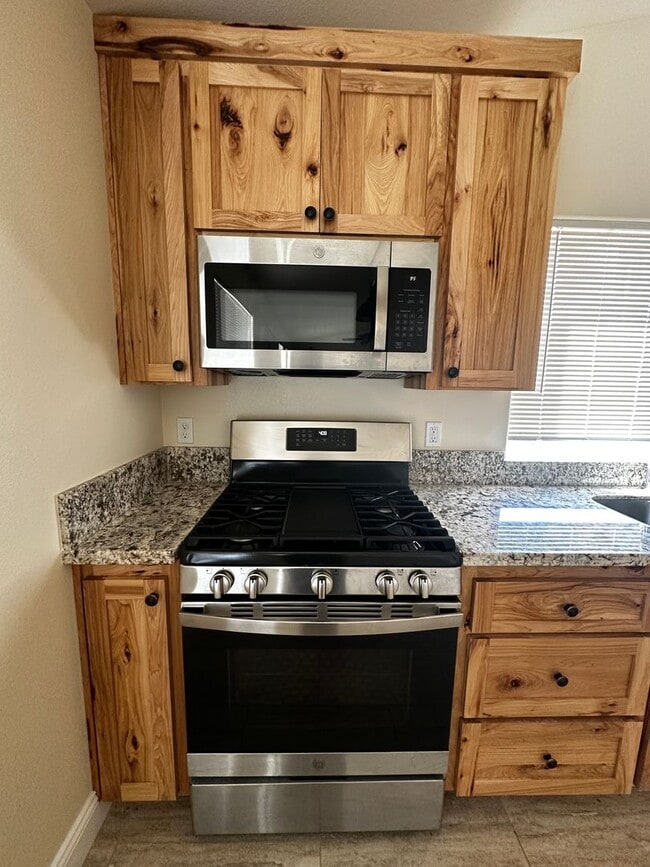 Building Photo - Country Living Home