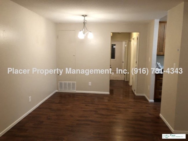 Building Photo - Avail Now!! Roseville  2 Bedroom 1 bath up...