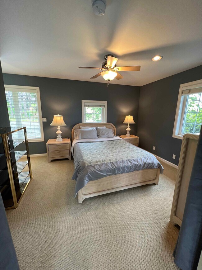 premium queen bed - 217 Middlefield Rd