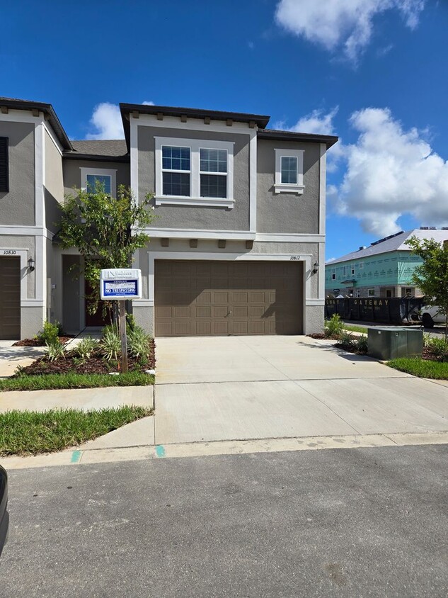 Foto principal - Brand New Corner Lot Townhome!