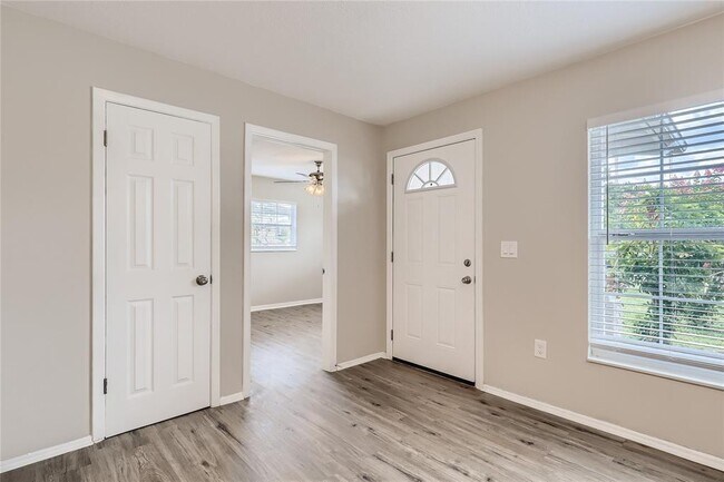 Building Photo - 900 Iron Oak Dr