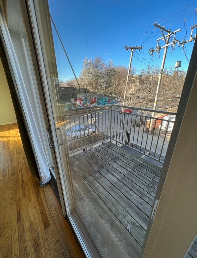 Building Photo - 912 W Chicago Ave