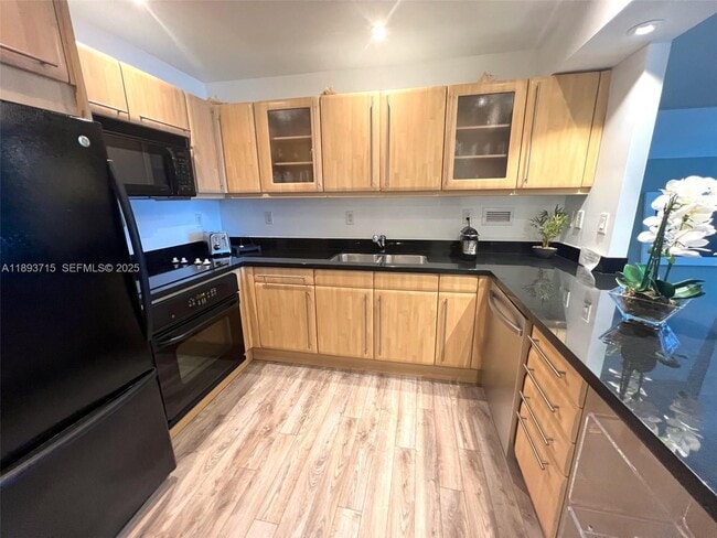 Building Photo - 2301 Collins Ave