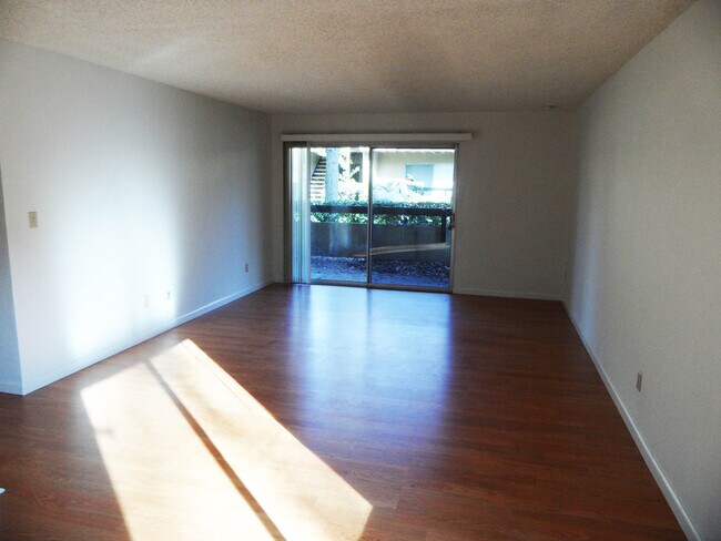 Foto del edificio - Cozy condominium in Blossom Valley. Hardwood floor, dishwasher, balcony.