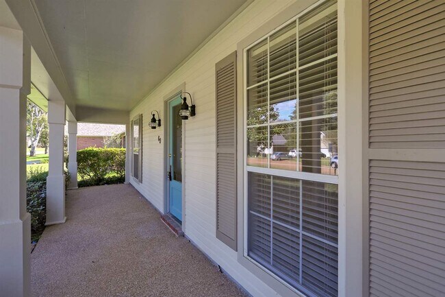 Building Photo - 65 Camellia Ln