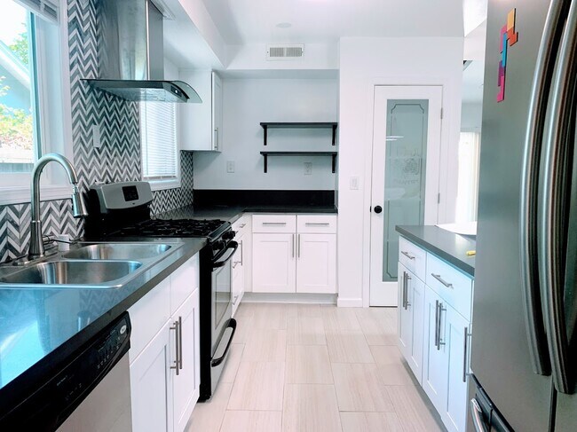 Foto del edificio - 5700 Vanalden Ave