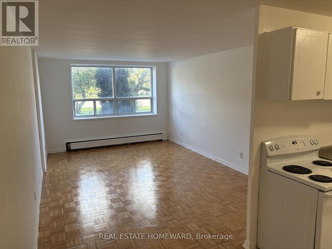 Photo du bâtiment - 1765 Lawrence Ave E