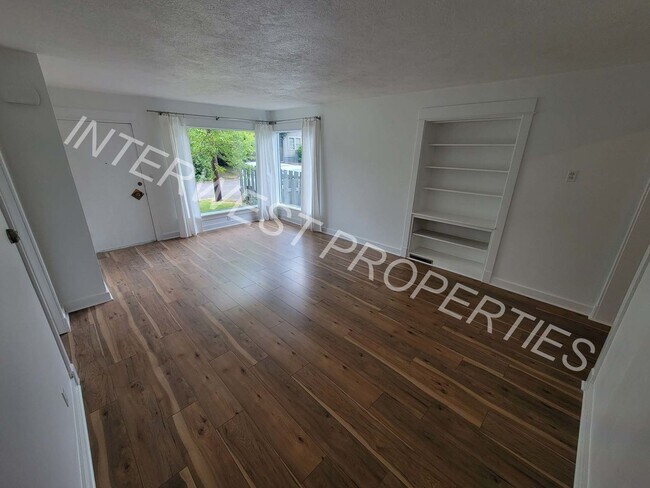 Building Photo - Newly Remodeled 2 bd House with large yard...