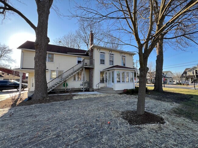 Building Photo - 301 W Main St