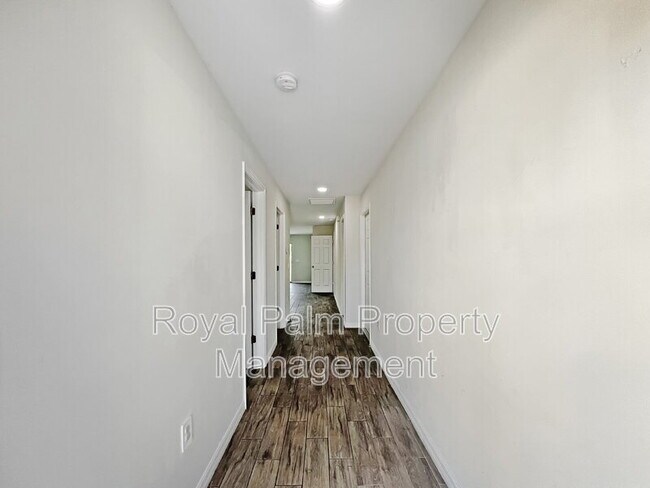 Building Photo - 1304 W 12th St